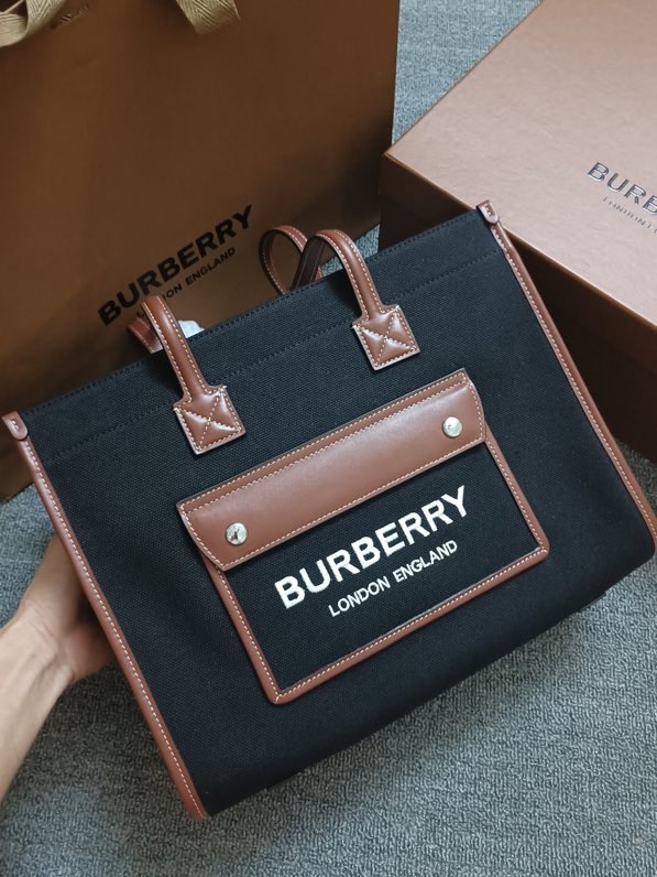 Burberry專門店新款雙色帆布拼皮托特包 巴寶莉手提肩背中號購物袋 yxb1235